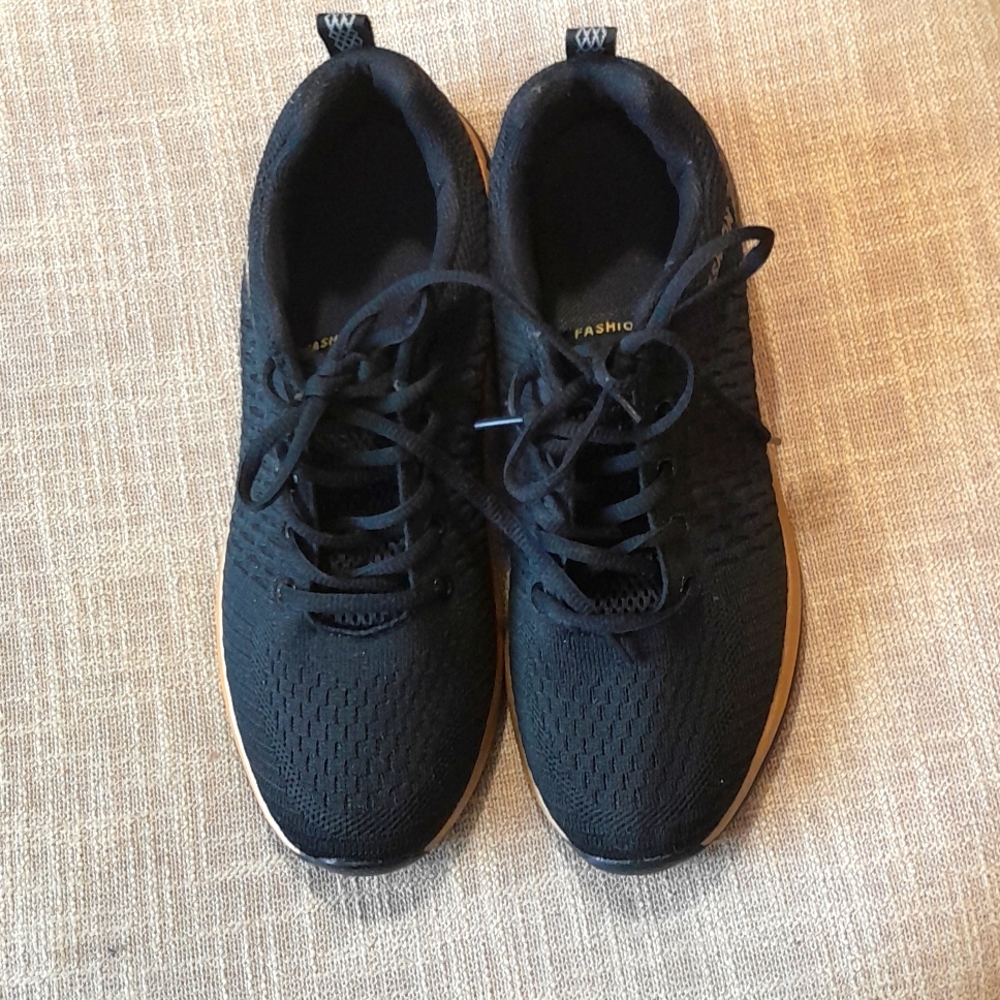 Men's Shoe. Size: 8.5. Fashion Brand. Black/ Gold. Brand New.
